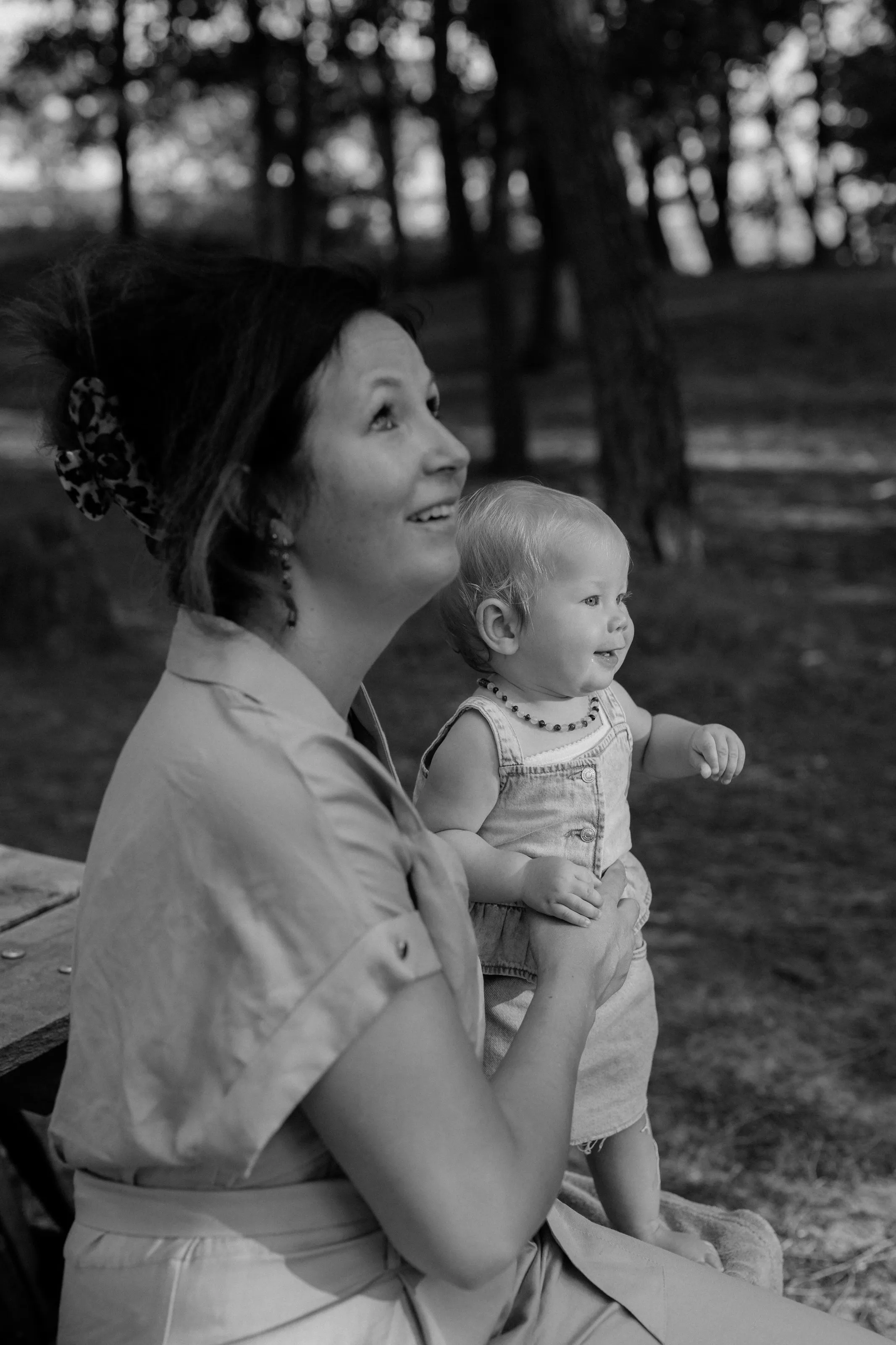 Zwart-witportret van een moeder met haar kind